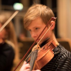 Nærbilde av ung fiolinist i Kristiansund Symfoniorkester