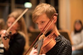 Nærbilde av ung fiolinist i Kristiansund Symfoniorkester